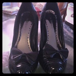BCBGirls black paten leather pump